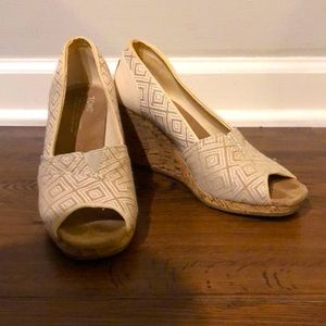 Tom’s Wedge Peep-toe Heel